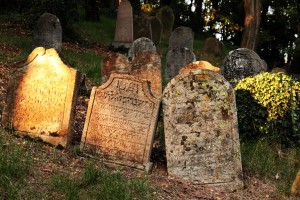 Keď už nevydalo na neskoro bronzovú nekropolu, tak poteší aj židovský cintorín v neďalekej Dolnej Lukavici...